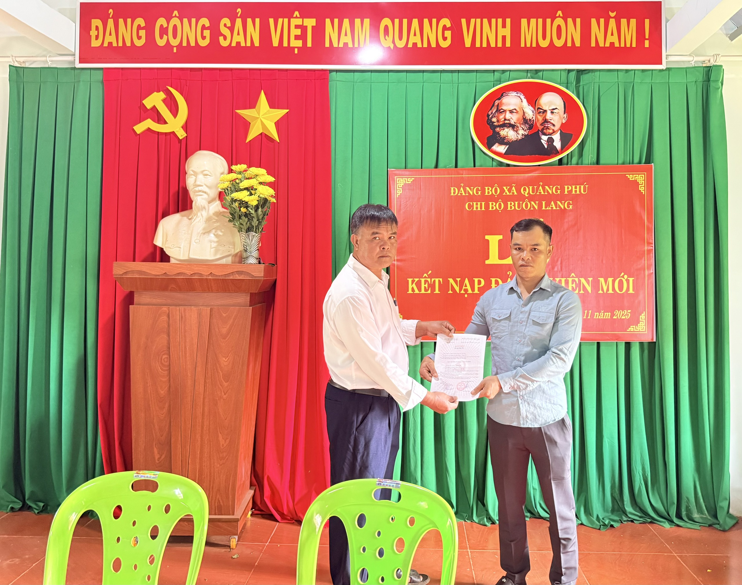 Chi bộ buôn Lang kết nạp đảng viên mới